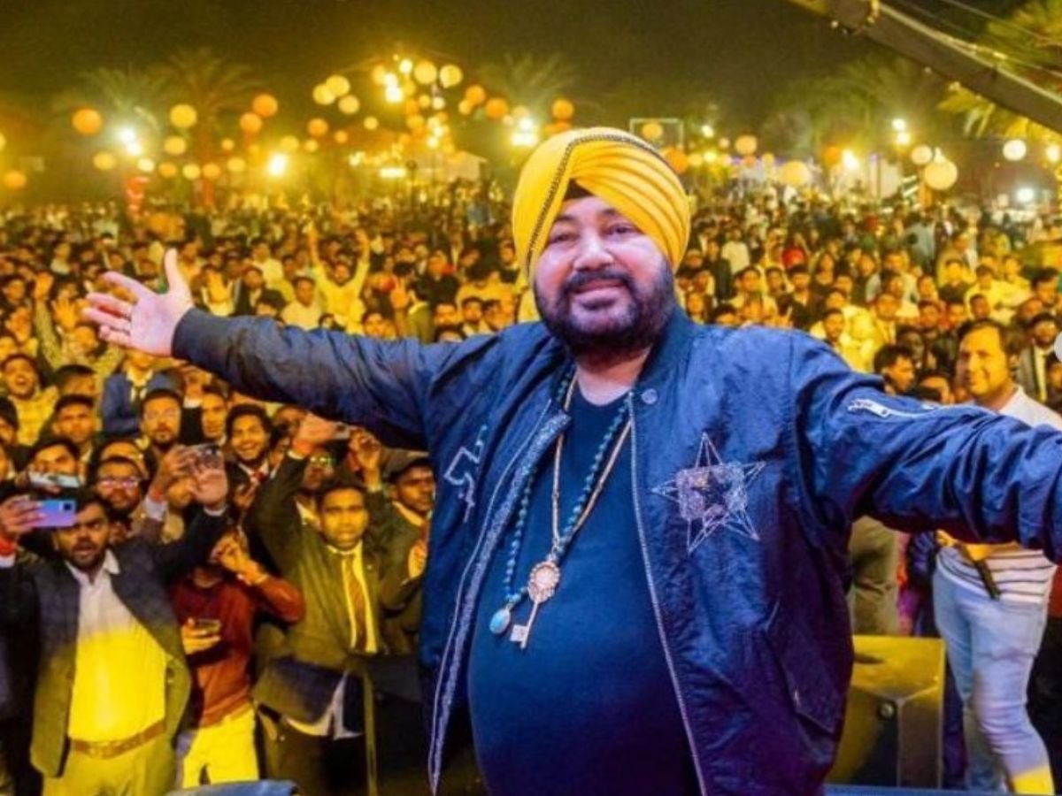 Daler Mehndi blessed with Dr. Vasant Vijay Maharaj | गायक दलेर मेहंदी ने  लिया डॉ. वसंत विजय का आशीर्वाद, परिवार भी था साथ - Indore News | Dainik  Bhaskar