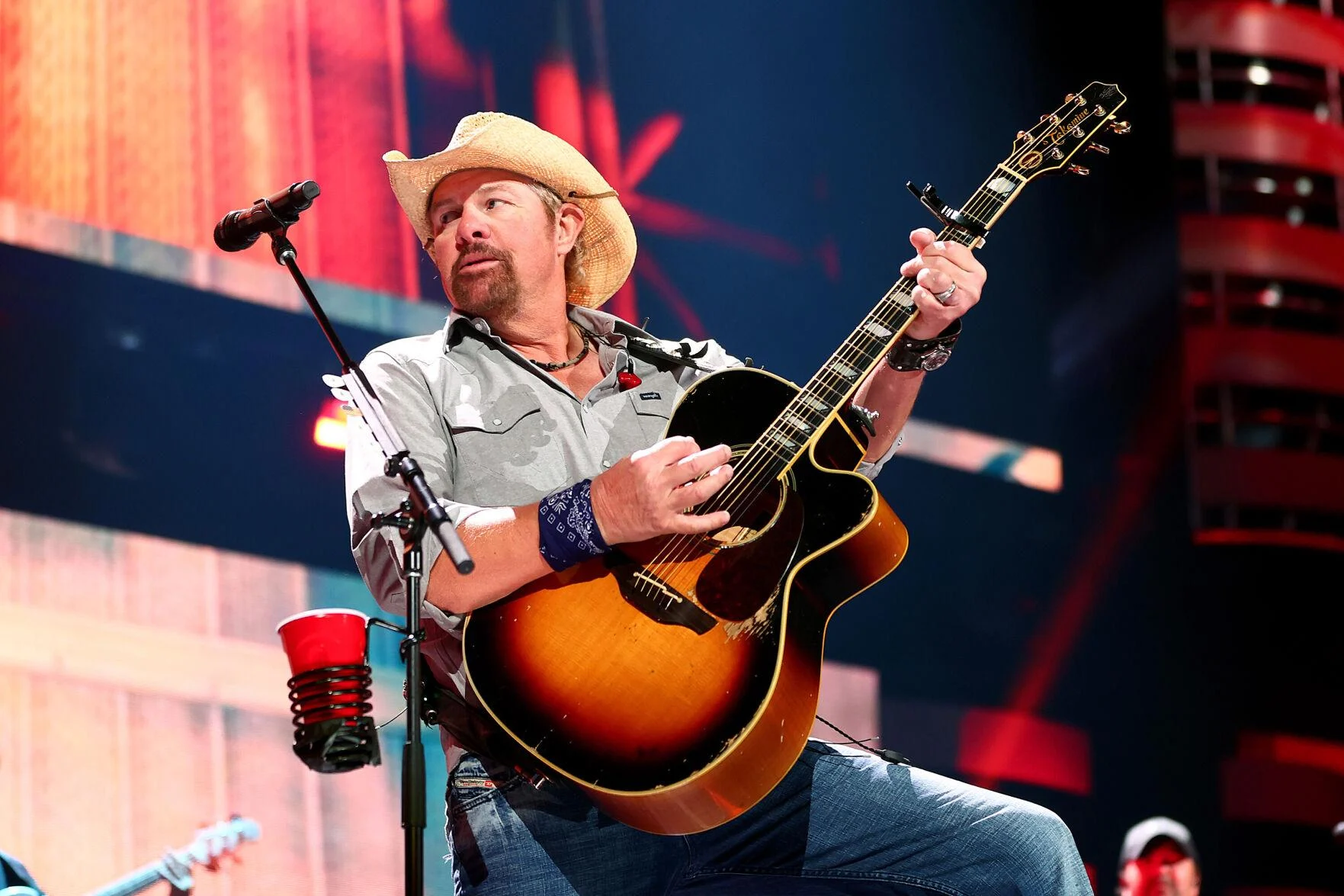 Toby Keith tributes: Country music world grieves singer after he