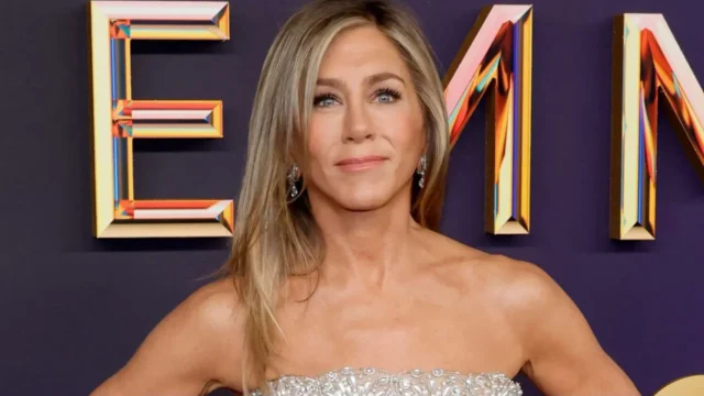 Jennifer Aniston Wows at the 2024 Emmys in a Glamorous Champagne Gown