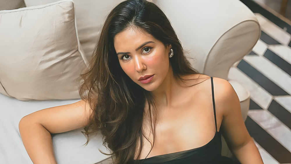 Sonam Bajwa viral paparazzi moment