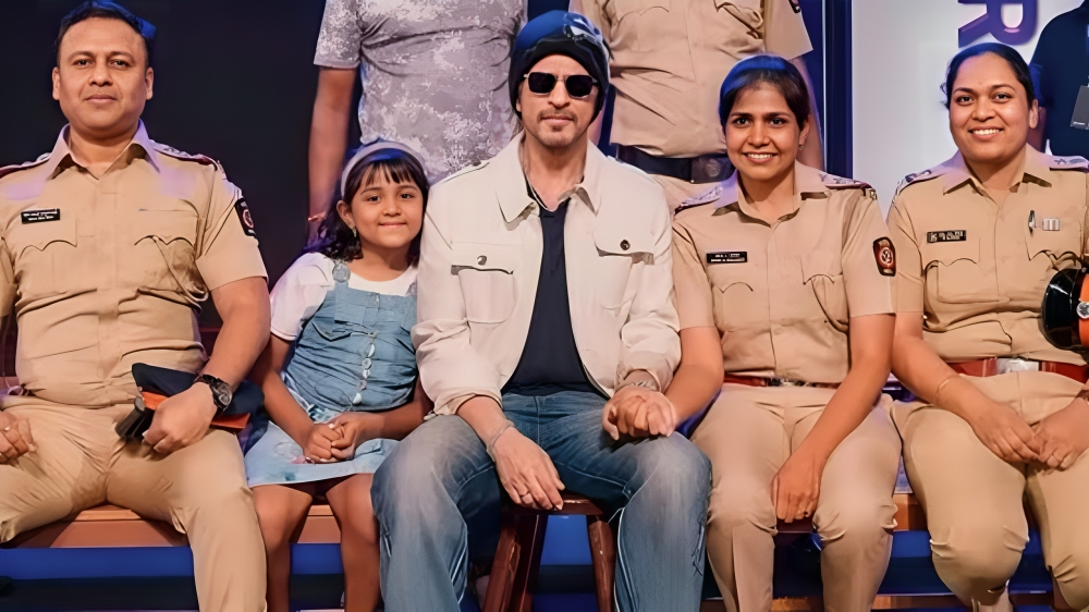 Shah Rukh Khan Melts Hearts With His Humble Behaviour Toward Lady Police Officer