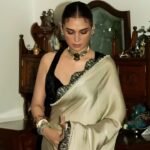 Aditi Rao Hydari Turns Heads at an Award Function in a Gorgeous Silk Saree; Siddharth Has the Sweetest Reaction