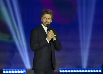 Shah Rukh Khan Pays Tribute to Victims of 26/11, Pahalgam Attack & Delhi Blast at Global Peace Honours 2025