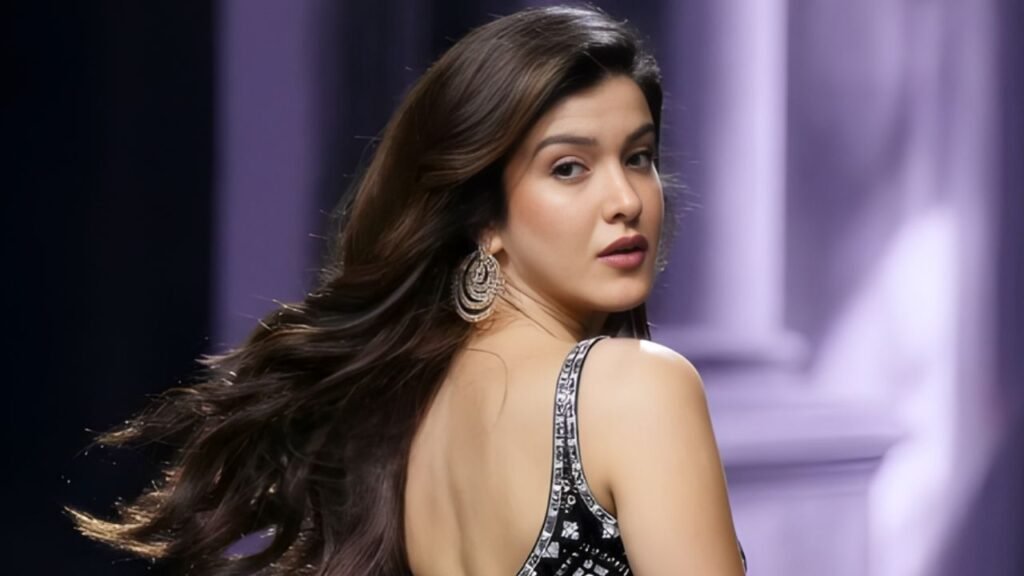 Shanaya Kapoor Look at Lakmé Fashion Week — Cocktail Saree Meets Modern Glam