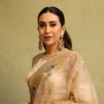 Karisma Kapoor's Stunning Wedding Look in Anamika Khanna Saree Is Pure Royal Elegance — Fans Can't Stop Admiring It