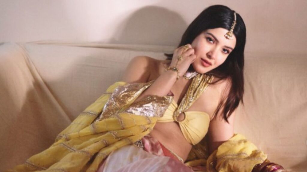 Shanaya Kapoor's Mehndi Look Steals Hearts! Her Stunning Fizzy Goblet Juttis Are the Ultimate Wedding Fashion Inspiration