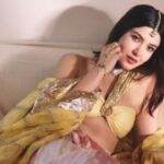 Shanaya Kapoor's Mehndi Look Steals Hearts! Her Stunning Fizzy Goblet Juttis Are the Ultimate Wedding Fashion Inspiration