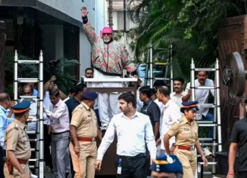 Amitabh Bachchan Meets Fans at Jalsa Amid Heightened Security; Abhishek Bachchan Joins Sunday Darshan