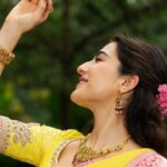 Sara Ali Khan’s Navratri Look: Yellow Silk Saree, Pink Border and Statement Gold Jewellery